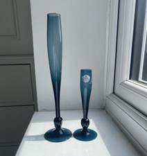 Eine GROSSE Vintage 1960er skandinavische schwedische Alsterfors blaue Glasstielvase 10"