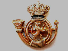 altes Mützenabzeichen POSTHORN zur Schirmmütze Postbeamter , mit Krone u. Löwe