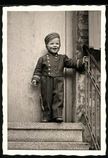 Fotografie Knabe gekleidet als