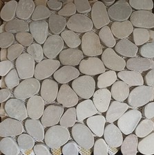 Restposten 2 qm Flusskiesel Sasso Piatto Beige 30x30 cm auf Matte Nr. 348