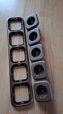 Busch Jäger 5-fach Steckdosenrahmen mit Abdeckung, Farbe braun, 