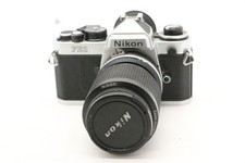 Nikon FE2 mit Zoom Nikkor 35-105mm 1:35-4.5 Objektiv + Toshiba Skylight /BB11469