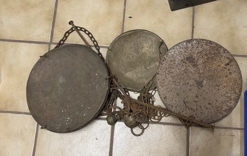 Antike balkenwaage mit - balkenwaage, schalen