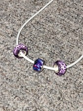 weiße Kunstlederkette mit Perlen/Charms in violett/bunt /Strass