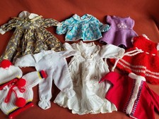 Puppen-Zubehör. Einige älter Puppenkleider