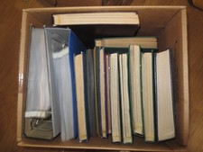 Umzugskarton mit DDR Beständen und Teilsammlungen in Alben und Vordrucken