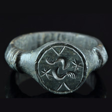 Bronzering mit Vogel- oder Drachenmotiv | Mittelalter 13. bis 15. Jh. n. Chr.