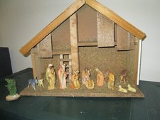 Antike Weihnachtskrippe aus Holz mit Figuren von Friedel