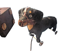 42572 Dackel Karton Glasaugen antik Eisenräder Fell imitat Wolle 19cm Lederleine