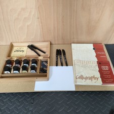 Winsor & Newton Kalligraphie Holzkiste Set Tinten und Extras mit Stiften und Block