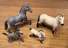 Schleich Pferdefamilie 2x Elterntiere und Junges Zustand Wie Neu aus Sammlung 