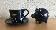 Sparschwein und Tasse mit Name ‚Sabine‘, dunkelblaues Porzellan, weiße Schrift