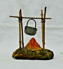 alte MASSEFIGUR - 50er J. DDR Lagerfeuer mit Topf Feuerstelle Indianer 7181