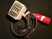 Spelsberg Kleinverteiler mit CEE Zuleitung und dreifach 220V Kupplungen