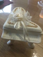 Klavier, Flügel, Dose. Biskuit Porzellan.