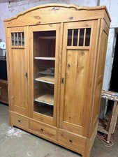 Antiker Weichholzschrank aus