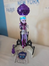 Monster High Astranova Boo York Puppe mit Schwebestation (Sammlungsauflösung)