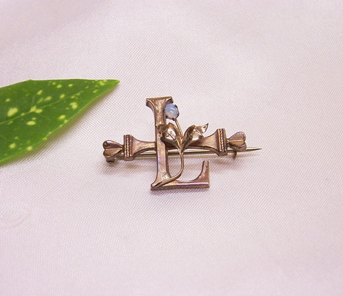 Jugendstil buchstabenbrosche - jugendstil,