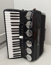 120 Bass Akkordeon mit Saxophonklappen. Außergewöhnlich weicher Klang.