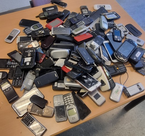 über 100 defekte handys - 100,