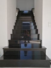 Treppe Nero Assoluto poliert 3cm Stärke Trittstufe 2cm Setzstufe Sockelleiste 1c