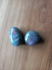 2 Kleine Labradorit Handsteine mit Lila und Rosa Flash Edelsteine Schmucksteine