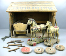 altes Holzspielzeug Pferdestall Pferd auf Rollen Heuwagen antik wohl um 1910/20