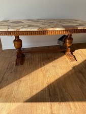 rustikalen Stubentisch mit Marmorplatte