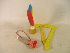 Original DDR Indianer Spielzeug Tomahawk Federball Signalhorn