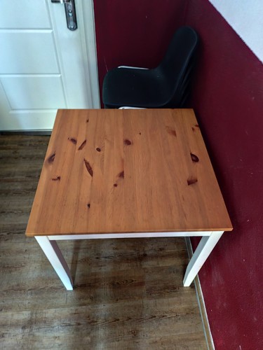 Schöner kleiner holztisch - schöner,
