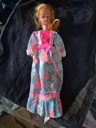 Vintage alte puppe und blumen - puppe,