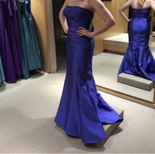 Blaues trägerloses Abendkleid