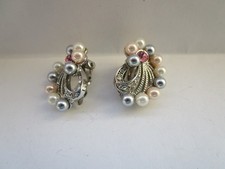 OHRCLIPS SILBERFARBEN AUS METALL MIT BUNTEN PERLEN  CA.  2,3 x 1,5  CM