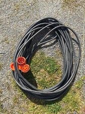 Wippsäge (Brennholzsäge) und Holzspalter mit Verlängerungskabel.