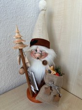 Räuchermann Wichtel Weinachtsmann mit Stab von Christian Ulbricht im Erzgebirge