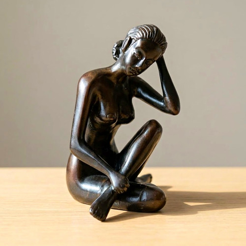 Figur sitzender weiblicher - , akt
