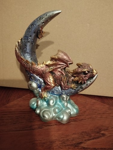 Drache auf mond - mond, liegend