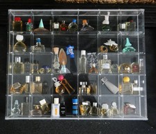 Setzkasten mit 50 Parfum-Miniaturen