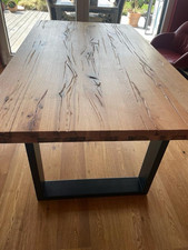 Designertisch aus massiver Wildeiche mit mattschwarzen Metallbeinen