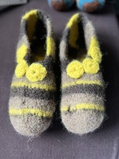 Filzi‘s  Filzhausschuhe Gr. 39 braun/gelb mit gelben  Blüten