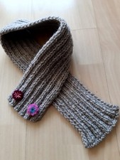 Kinder Schal grau, in Handarbeit "NEU" ca.  82 cm lang, 9,5 cm breit+Filzblüten