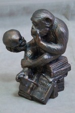 FIGUR AFFE MIT SCHÄDEL DARWIN AFFE REPLIK DER FIGUR VON WOLFGANG HUGO REINHOLD