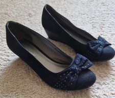 Blaue Pumps mit Schleife und