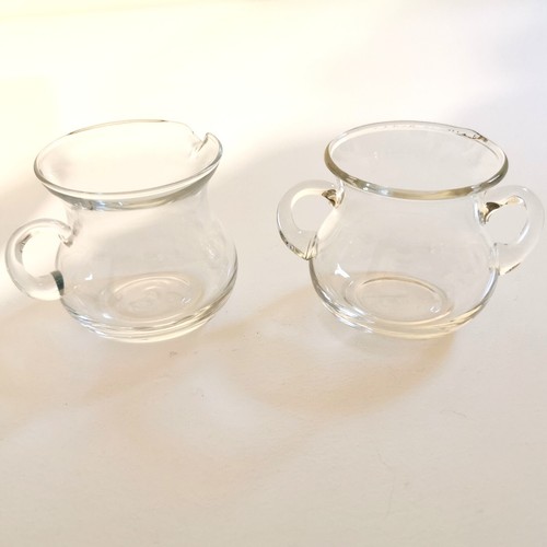 Glas milchkännchen und - glas,