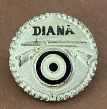 Alte Anstecknadel Werbung Reklame Diana Gewehre Email 18mm versilbert