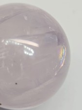 Zarte Rosenquarz Kugel mit Stern und Regenbögen