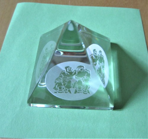 Kleine pyramide aus glas - pyramide,