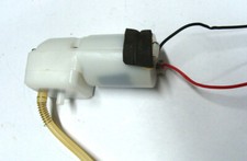 kleiner  Elektromotor gekapselt mit angeflanschter Pumpe 6 V