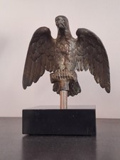 Fahnenadler aouf Sockel