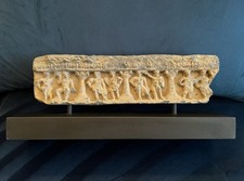 EINE SCHIEFERTAFEL MIT